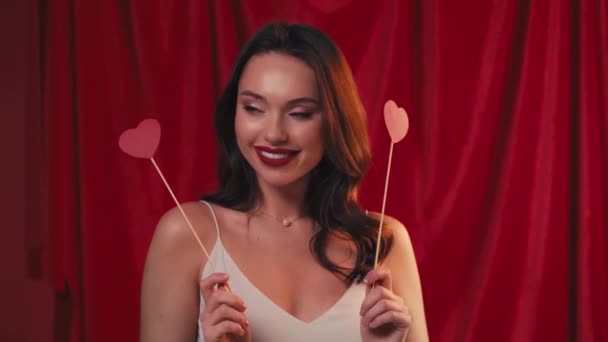 Çubuklarda Kalpleri Tutan Kırmızıda Gülümseyen Neşeli Kadın — Stok video