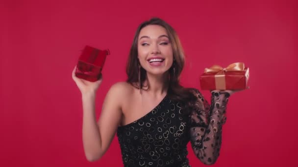 Счастливая Женщина Черном Платье Держит Подарки Изолированы Красный — стоковое видео