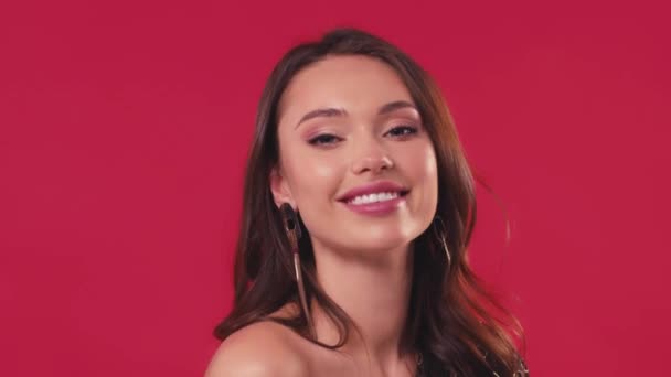 Mutlu Kadın Gülümsüyor Kırmızı Üzerine Izole Edilmiş Kameraya Bakıyor — Stok video