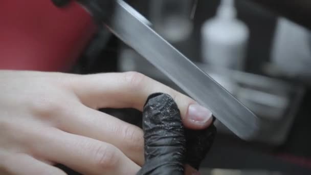 Istemcinin Manikürcü Çivisini Kapatma Görüntüsü — Stok video
