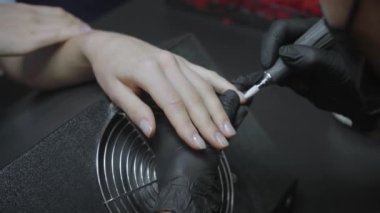 Müşterinin tırnaklarını cilalayan manikürcü görüşü