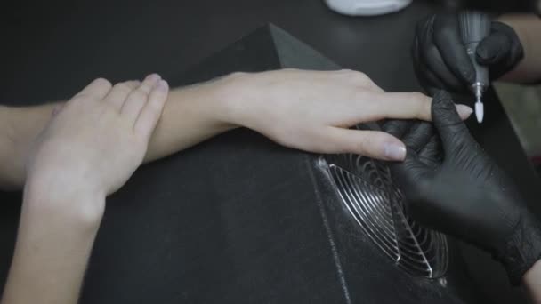 Μερική Άποψη Του Αισθητικός Μαύρο Λατέξ Γάντια Στίλβωση Νύχια Του — Αρχείο Βίντεο