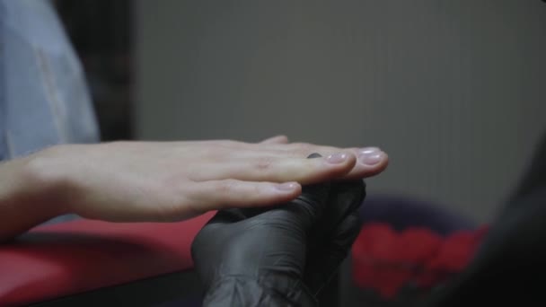 美容师在女性手指上涂指甲油的局部透视 — 图库视频影像