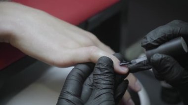 Güzellik uzmanının müşteriye manikür yapmasını kapatın.