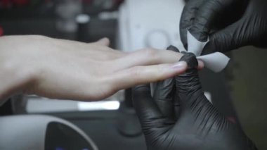 Manikürcünün müşteriye profesyonel manikür yapması
