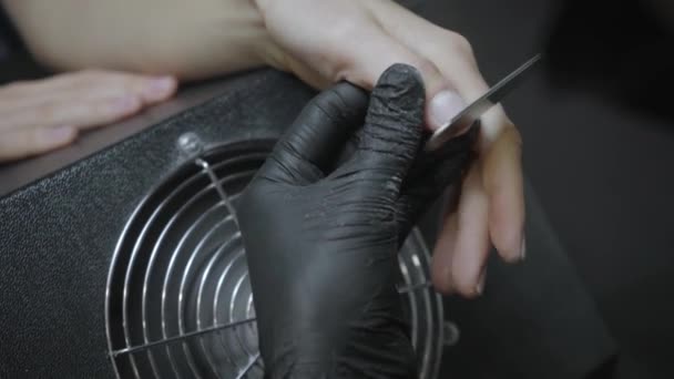 ネイルサロンで女性のマニキュアを塗る爪のクロップドビュー — ストック動画