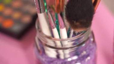 Cam kavanozda çeşitli kozmetik fırçalar 