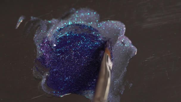 자주색 파란색 액체를 혼합하는 브러시의 — 비디오
