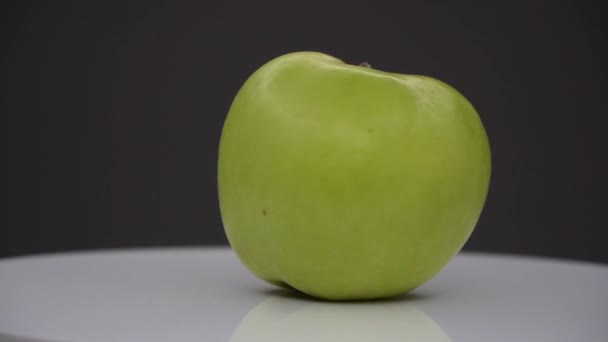 Beyaz Yüzeyde Dönen Yeşil Taze Elma Siyah Yüzeyde Izole Edilmiş — Stok video