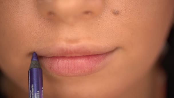 唇に紫色の唇のライナーを適用する女性の部分的なビュー — ストック動画