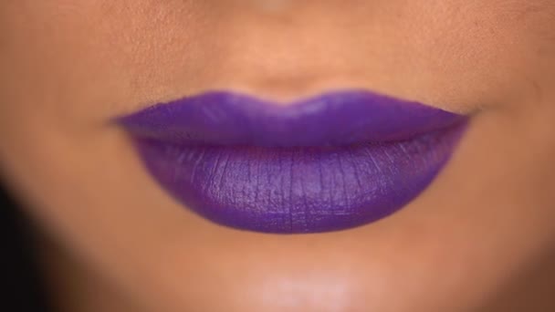 Vue Partielle Femme Aux Lèvres Violettes Appliquant Poudre Visage Sur — Video