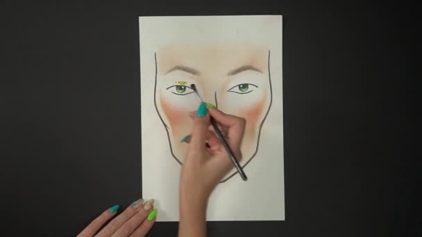 Vista Recortada Del Ilustrador Dibujo Maquillaje Boceto Con Pincel — Vídeos de Stock