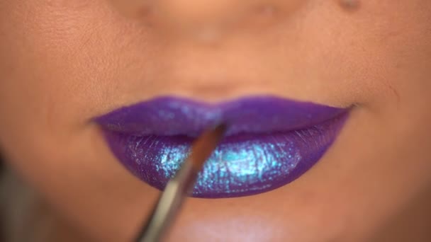 Vue Partielle Femme Appliquant Brillant Lèvres Avec Scintillement Sur Les — Video