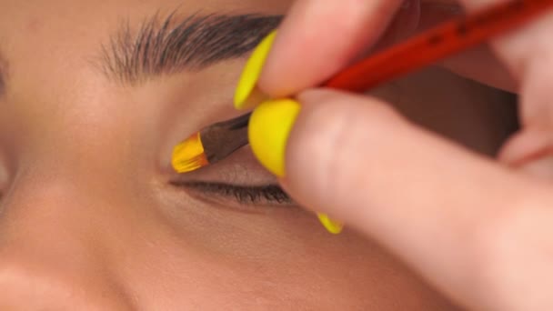 Vista Recortada Mujer Aplicando Amarillo Cremosa Sombra Ojos Con Cepillo — Vídeos de Stock