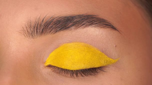 Vue Recadrée Femme Aux Yeux Fermés Ombre Paupières Jaune Crème — Video