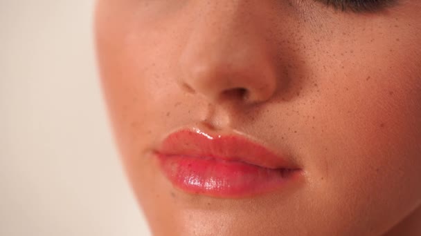 Cara Niebla Pulverización Sobre Mujer Con Labios Brillantes Aislados Blanco — Vídeos de Stock