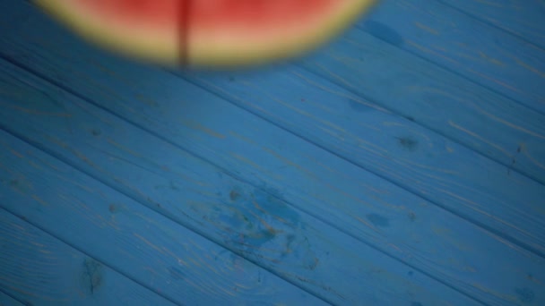 Bovenaanzicht Van Rijpe Watermeloen Vallend Blauw Oppervlak — Stockvideo