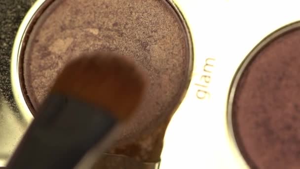 Close Των Καλλυντικών Βούρτσα Κοντά Καφέ Σκιά Ματιών Glam Γράμματα — Αρχείο Βίντεο