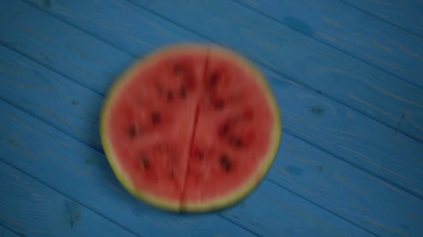 Bijgesneden Weergave Van Persoon Die Watermeloen Blauw Oppervlak Laat Vallen — Stockvideo