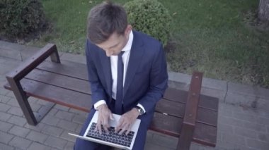 Bankta dizüstü bilgisayar kullanan işadamlarının genel görünümü 