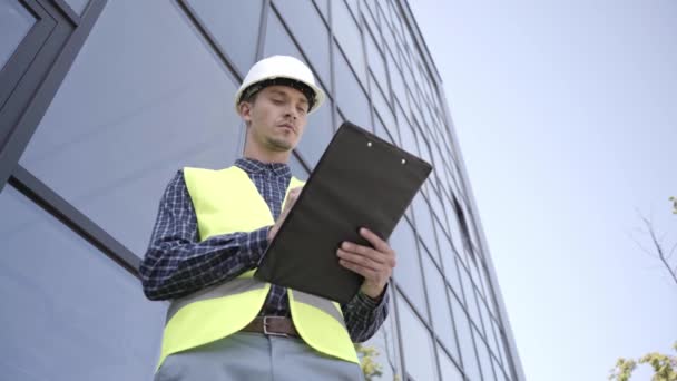 Bouwer Harde Hoed Schrijven Klembord Buiten — Stockvideo