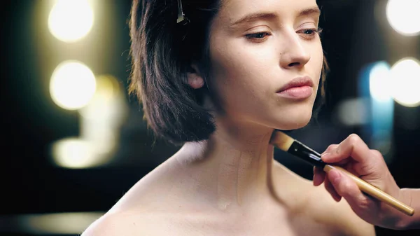 Maquillaje Artista Aplicando Fundación Cuello Del Modelo Con Cepillo Cosmético — Foto de Stock