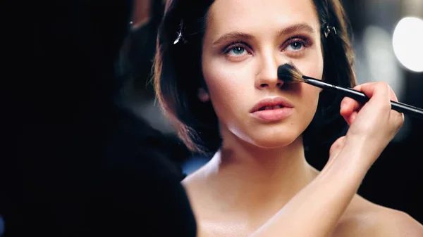 Makeup Artist Applying Face Powder Face Model — Stock Photo, Image