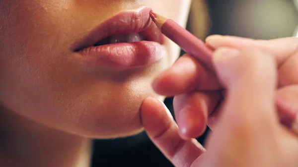 Częściowy Widok Makijażu Artysty Stosującego Ołówek Wargowy Ustach Modelki — Zdjęcie stockowe