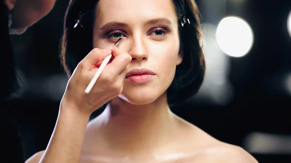 Makeup Artist Tillämpa Ögonskugga Nedre Ögonlocket Kvinna Med Bara Axlar — Stockfoto