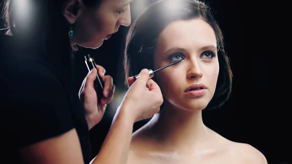 Makeup Artist Applying Mascara Eyelashes Model — Stock Photo, Image