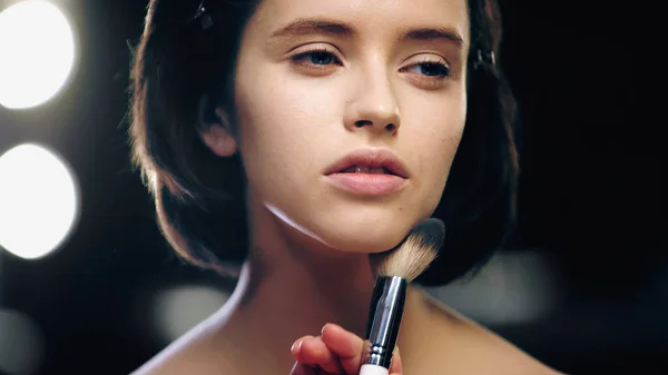 Makeup Artist Tillämpa Makeup Foundation Med Kosmetisk Svamp Ansiktet Modell — Stockfoto
