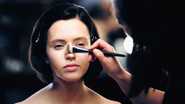 Makeup Artist Applying Powder Face Brunette Model — Stock Photo, Image