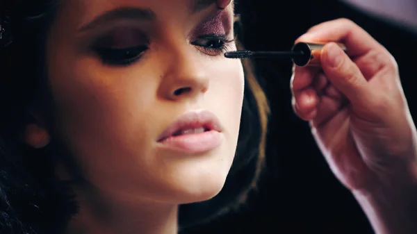 Makeup Artist Applying Black Mascara Eyelashes Young Woman — Stock Photo, Image