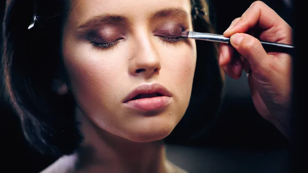 Maquilladora Aplicando Sombra Ojos Con Pincel Cosmético Sobre Párpados Mujer — Foto de Stock