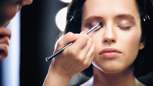 Maquillador Aplicando Sombra Ojos Con Pincel Cosmético Sobre Párpados Modelo —  Fotos de Stock