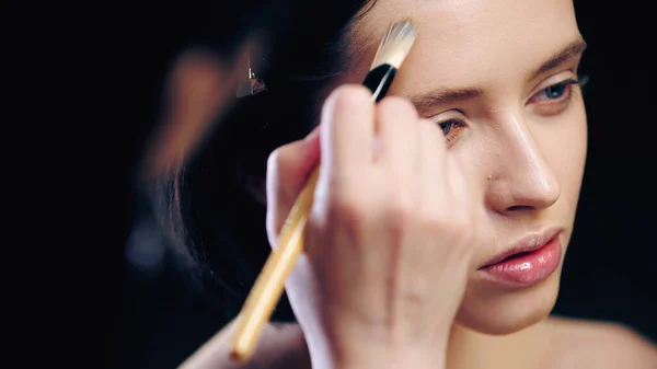 Artista Maquillaje Borrosa Haciendo Rostro Contorneante Mujer Joven Con Cepillo —  Fotos de Stock