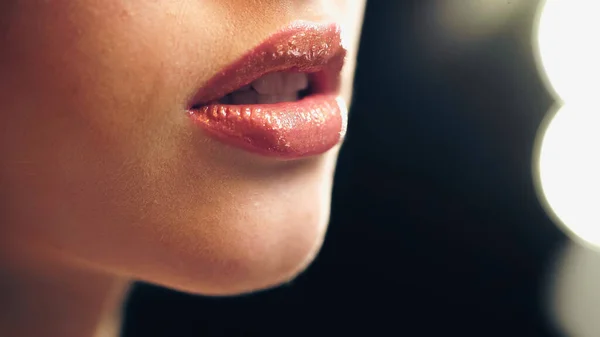 Vista Recortada Modelo Sensual Con Brillo Labial Brillante Los Labios —  Fotos de Stock