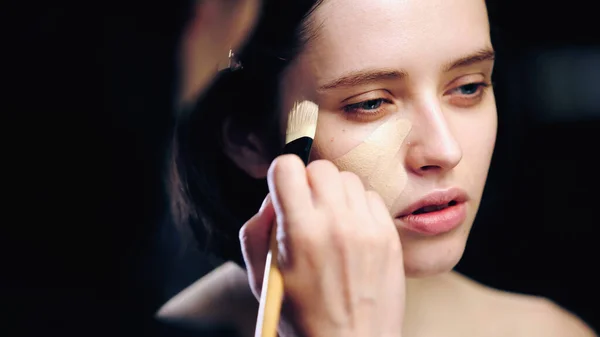 Makeup Artist Holding Cosmetic Brush While Applying Makeup Foundation Skin — Stock Photo, Image