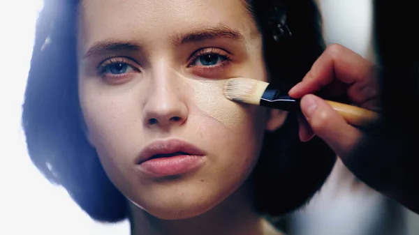 Makeup Artist Holding Cosmetic Brush While Applying Makeup Foundation Face — Stock Photo, Image