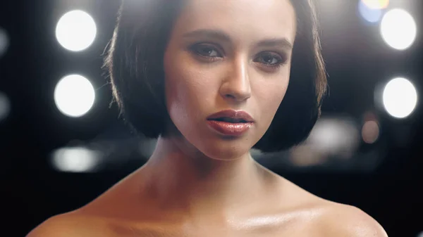 Vacker Ung Kvinna Med Makeup Tittar Kamera Med Bakgrundsbelysning — Stockfoto
