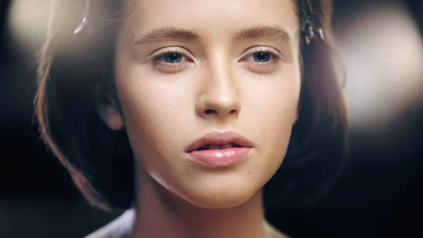 Close Young Brunette Woman Face Foundation Looking Away — Stock Photo, Image