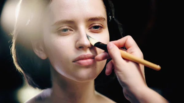 Makeup Artist Cosmetic Brush Applying Face Foundation Model — Stock Photo, Image