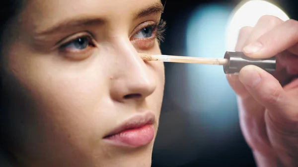 Makeup Artist Applying Concealer Skin Model — Stock Photo, Image