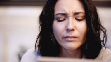 Depresyondaki kadının evde gözyaşlarıyla ağlayışını yakından izlemek