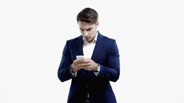 Beyazda izole edilmiş cep telefonu kullanan konsantre yönetici 