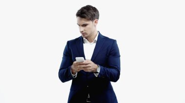 Resmi olarak kafası karışmış işadamı, beyaz telefondan izole edilmiş akıllı telefon kullanıyor. 