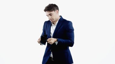 Üzücü takım elbiseli yönetici boş cüzdanı beyaz üzerinde tutuyor. 