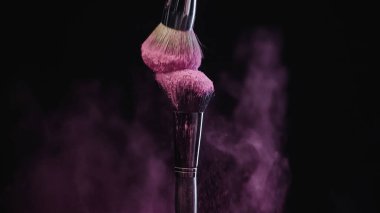 yumuşak kozmetik fırçalar pembe holi tozu ile siyah üzerine renk tozu yakın 