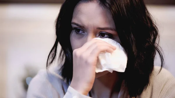 在家里用纸巾擦拭眼泪的女人的画像 — 图库照片