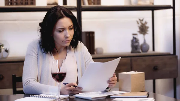 Femme Concentrée Assise Sur Table Avec Des Papiers Verre Vin — Photo